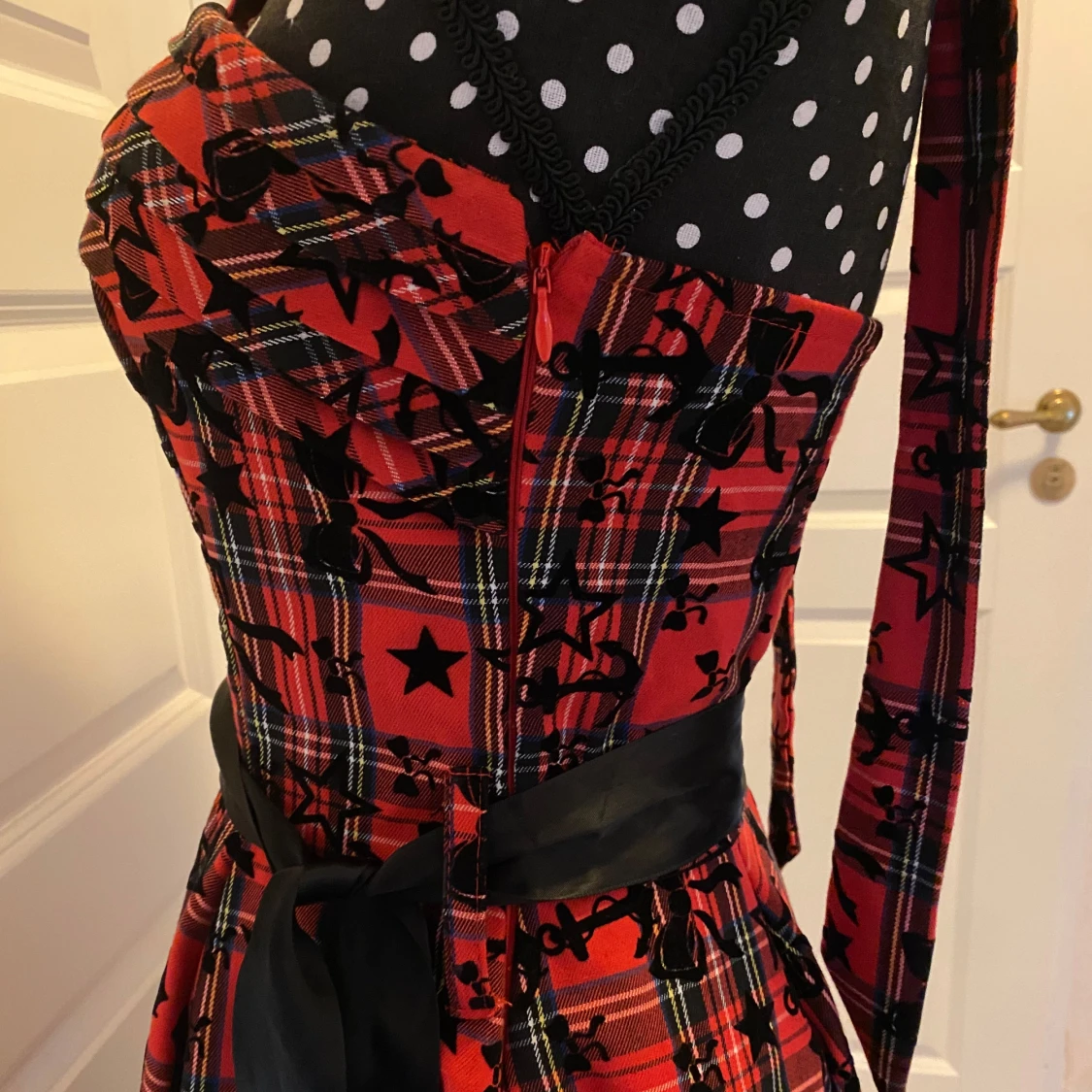 Röd och svart rutig klänning med midje-rosett - 3