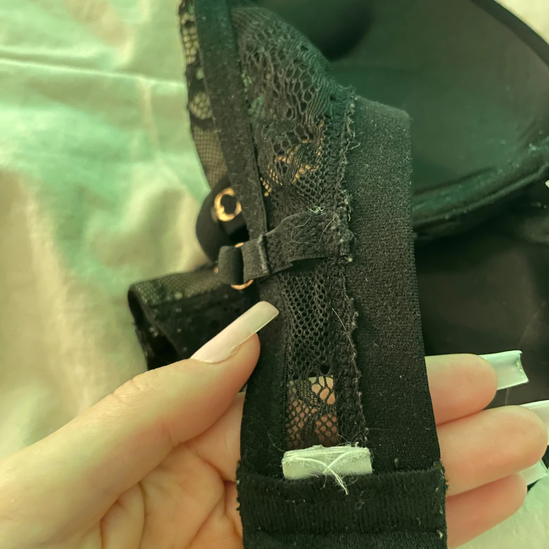 Svart push-up bh med spets och gulddetaljer från CNSRD - 2