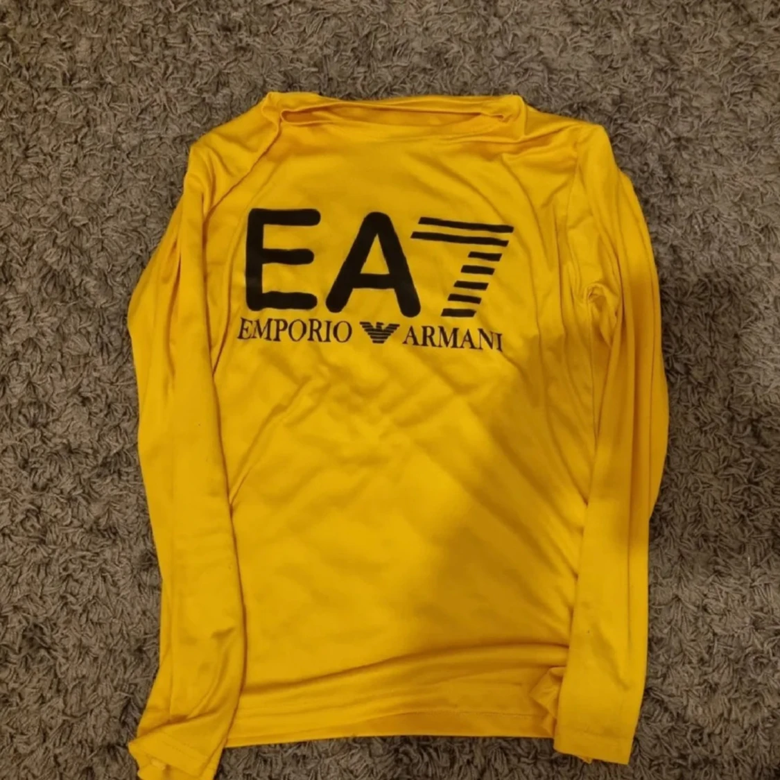 Gul långärmad tröja från Emporio Armani EA7