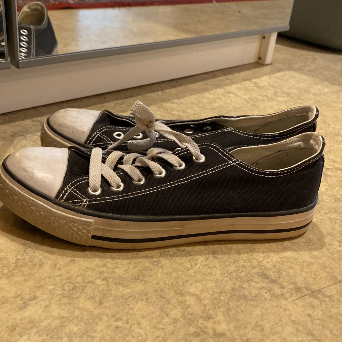 Svarta låga sneakers från Tribute