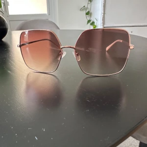 Billie solglasögon från GLAS - Snygga lätta solglasögon. Aldrig använda endast provade. Båge i rosé.  Nypris 995kr. Putsduk och förvaringspåse medföljer.