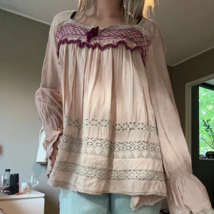 Blus från Odd Molly - Supersöt ljusrosa blus från Odd Molly i mycket bra skick. Skulle säga att den passar S-M. Skriv om ni har några frågor!