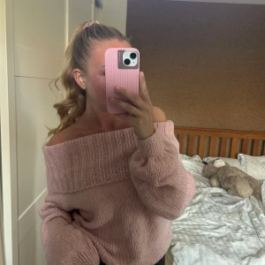 Rosa offshoulder stickad tröja från Gina Tricot - Mysig rosa stickad tröja från Gina Tricot med bred offshoulder-ringning och grovstickad struktur. Perfekt för lager-på-lager och ger en avslappnad men trendig look. Säljes i storlek S.