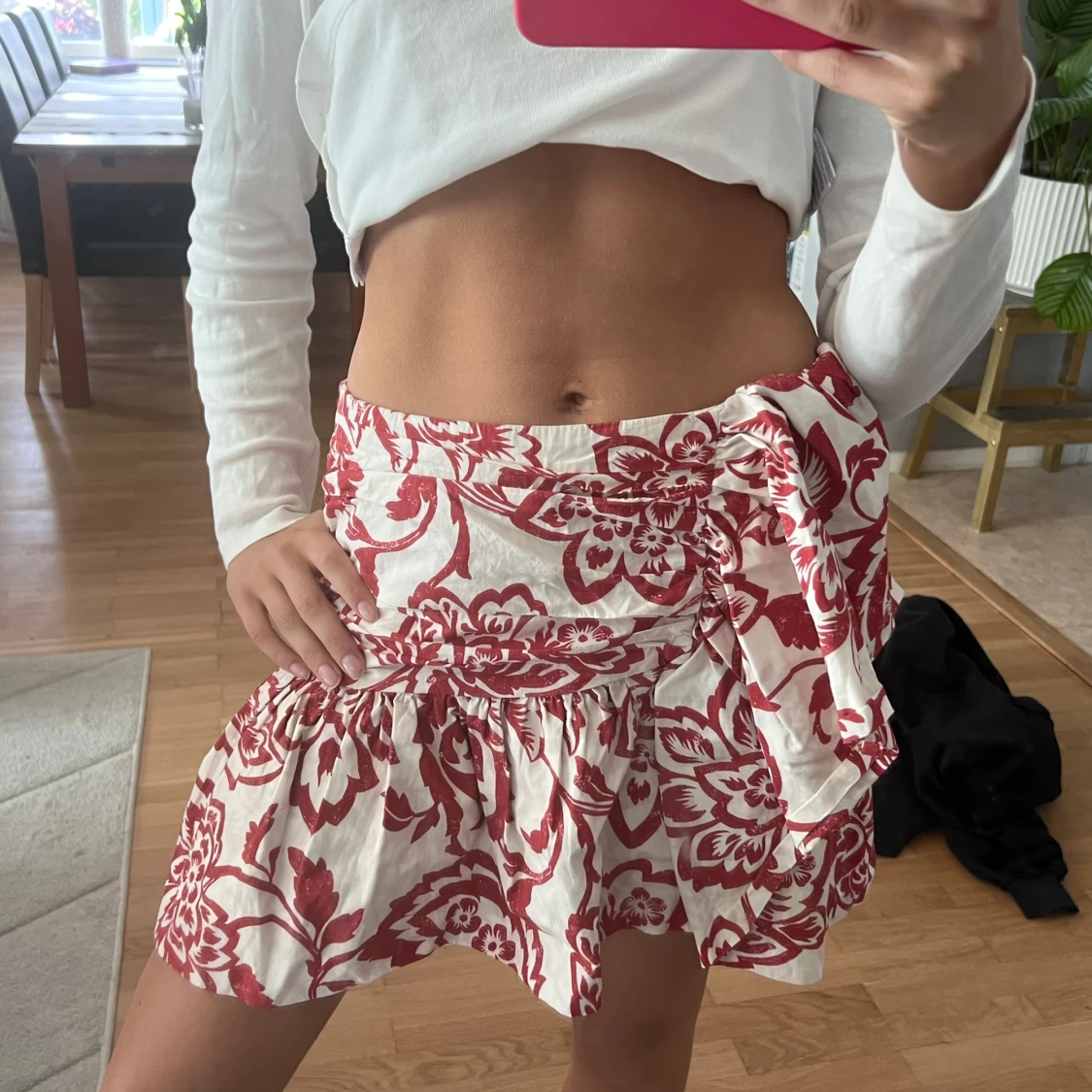 Rödvit blommig volangkjol