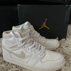 Vita Nike Air Jordans  - Nike Jordan 1’s, aldrig använda. Bud accepteras 😊