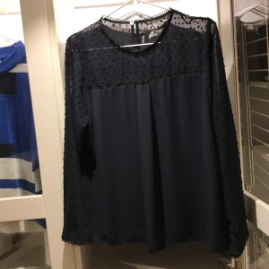 Blus från Zara - Marinblå blus från Zara i storlek M. Sparsamt använd. Nypris: 249kr. Kan både posta och mötas upp! 