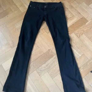 Svarta lågmidjade jeans från Be Styled - Svarta byxor från Be Styled i klassisk modell med normal passform. Tillverkade i bomull med lite stretch för extra komfort. Byxorna har knapp och dragkedja framtill samt bootcut. Stretchiga och passar mig som har 36 eller w26 i jeans😅✌️