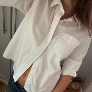 Vit klassisk skjorta - Säljer en vit skjorta med klassisk krage och knäppning framtill. Skjortan har kort ärm och en bröstficka. Perfekt för en clean och stilren look. Märket är Gant och storlek 38. Ny utan prislapp🩷