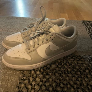 Nike Dunk Low i vitt och grått - Nike Dunk Low sneakers i en clean vit och ljusgrå färgkombination. | Skick: 9,5/10 | Pris kan diskuteras vid en smidig affär /Mvh Nitro 😆
