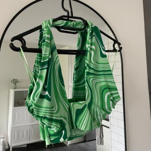 Grön halterneck topp - Grön melerad halternecktopp med u-ringning som är oanvänd. 💕