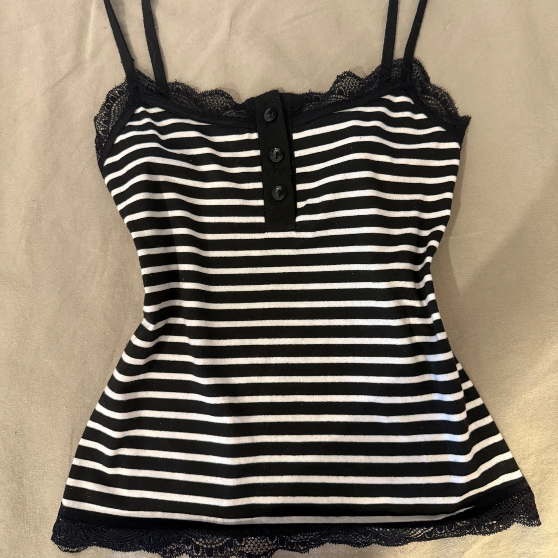 Alt linne med spets och knappar