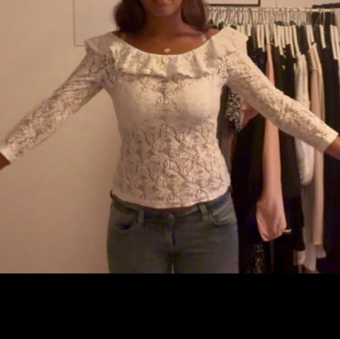 Vit spetsblus med volang och öppen rygg - 3