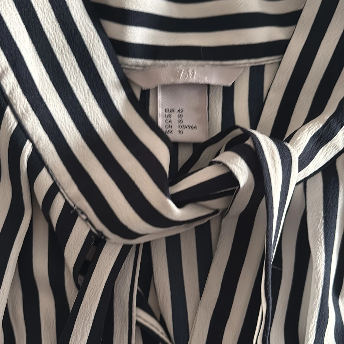 Randig ärmlös blus med knyt från H&M - 1