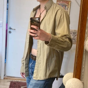 Beige skjorta från KappAhl i bomull, M - Snygg beige skjorta i storlek M i 100% bomull. Nytt skick, knappt använt. Snygg passform. Skönt material. 