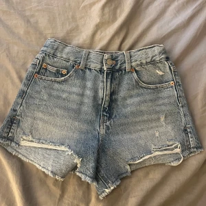Blå jeansshorts med fransig kant - Säljer dessa blåa jeans shortsen från Zara. Shortsen är i storlek 152. 🥰