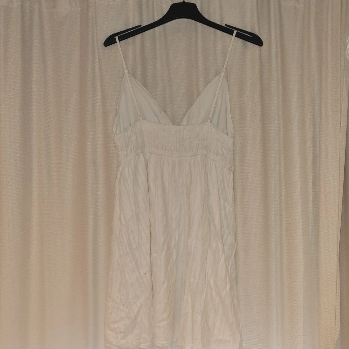 Vit kort sommarklänning med knyt - 1