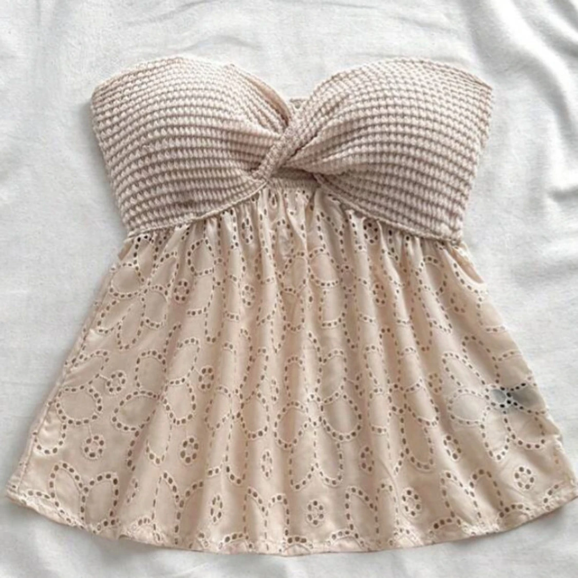 Beige tubtopp med broderade blommor