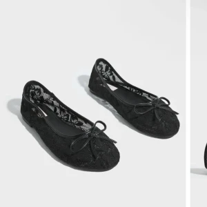 Svarta spetsiga ballerinaskor med rosett - Snygga svarta ballerinaskor i spets med rund tå och dekorativ rosett framtill. Skorna har ett elegant spetsmönster och är perfekta för dig som gillar en feminin och stilren look. Köpta på Nelly men fel storlek så helt nya!