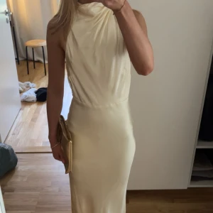 Meshki långklänning  - Meshki maxiklänning i modellen ”Esther”. Färg: lemon sorbet (pastell ljusgult). Öppen i ryggen, fina knappar som detaljer. Jag är 167 och den sitter som på bilden. Kommer i orginalpåse och extraknapp följer med. Storlek xs och här kommer storleksguide: byst: 83.5-85.5 cm. Midja: 63.5-65.5 cm. Höfter: 91-93 cm. 