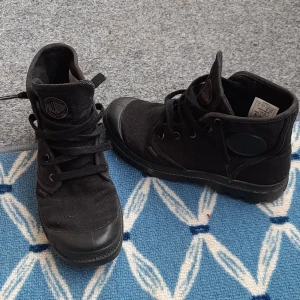 Skor Palladium  - Skor är mycket lätta och bekväma mycket bra skick. 