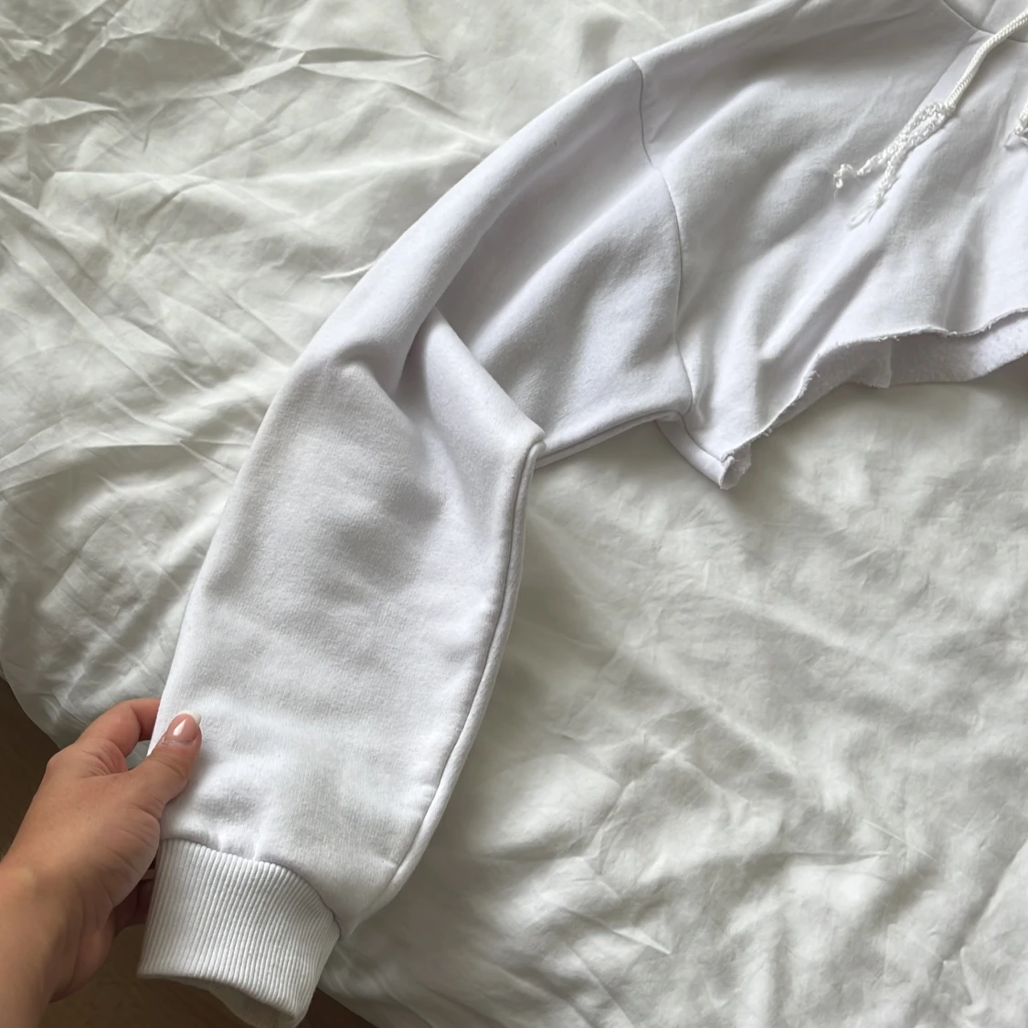 Vit croppad hoodie från PrettyLittleThing - 1