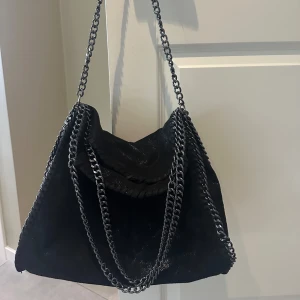 Stella Mcartney liknande väska  - Säljer en super snygg Stella mcartney likande väska ! Perfekt att ha med sig på stan eller i skolan. Fläckar förkommer lite här och var men inget som påverkar helhets intrycket. Köpt för 600kr och säljer för 250 kr. 