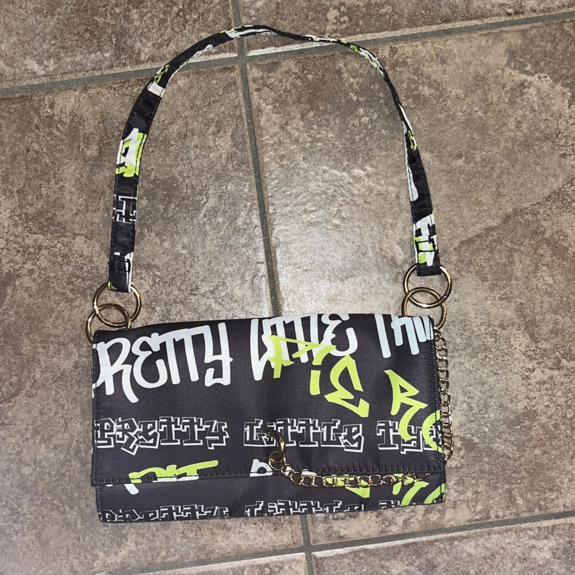 Graffitimönstrad axelväska PrettyLittleThing