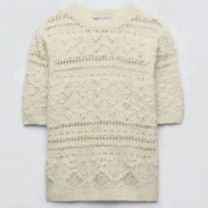 Zara tröja - Säljer min oanvända Zara tröja som tyvärr inte säljs i butiken längre! Original pis: 345kr men säljer för 100kr!💕💕