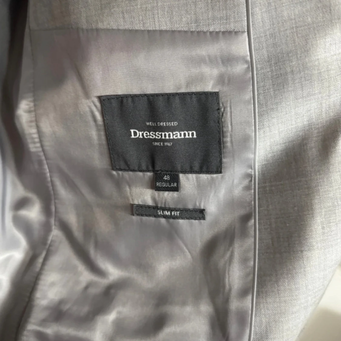 Ljusgrå kostym från Dressmann - 1