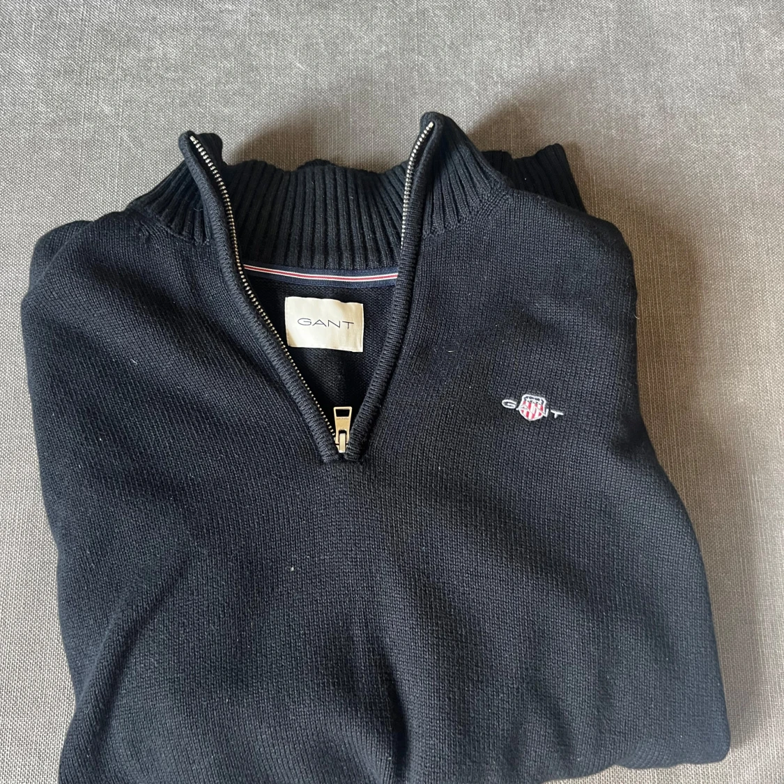 Svart stickad tröja med dragkedja från GANT