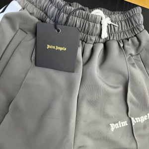 Grå shorts från Palm Angels - Grå Palm angles short som inte är använd en enda gång för att den var för stor. Jag kan också tradda 