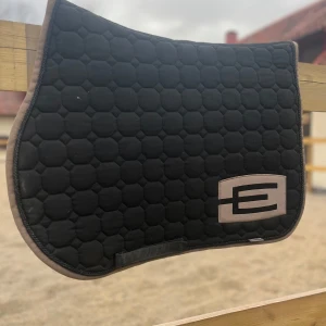 E-logga Svart Cappuccino/Svart - Beskrivning Säljer eller byter detta stilrena E-loggan mot ett annat E-logga schabrak i storlek full. Schabraket är som nytt och använt fåtal gånger. Säljer det pågrund av att jag inte gillar färgen.😊om tydligare bilder önskas så skriv privat isåfall, så skickar jag dom. Kommer tvättas innan postning men säg till om man vill ha schabraket otvättat! Schabraket är inte tvättat på bilderna! 1200+frakt!