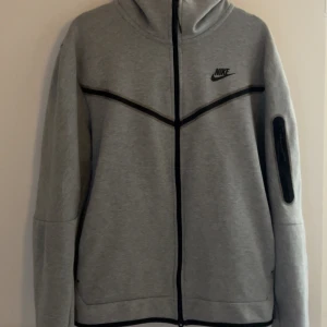 Nike tech fleece hoodie - Nike tech fleece hoodie i storlek L köpt på jd går även och köp med byxor om du kollar min profil 