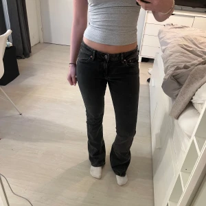 Svarta lågmidjade bootcut jeans - Lågmidjade och bootcut!🤩Aldrig använda💕
