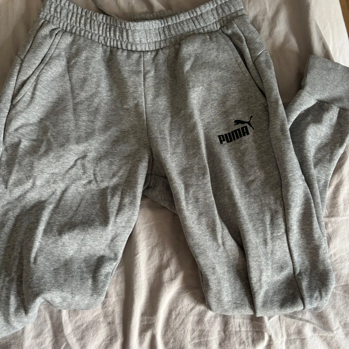 Grå mjukisbyxor från Puma