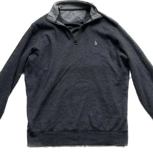  Ralph Lauren half zip tröja  - Tjena tjena! Säljer min snygga ralph lauren tröja! Den är storlek S och väldigt skön. Skick 8/10. Hör av dig vid frågor eller funderingar!  
