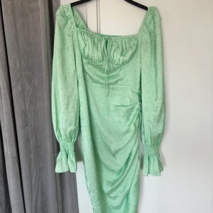 Adoore klänning - Säljer en oanvänd Adoore capri dress i storlek 36. snörning i sidan så den går att anpassa både lång och kortare modell!