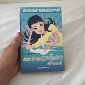 Ett kosmiskt drama - Följ med på ett äventyr bland stjärnor och vingar! Den här boken bjuder på humor, känslor och en annorlunda vardag i himlen. Perfekt för dig som gillar spännande berättelser med en twist och vill drömma dig bort till en magisk värld.