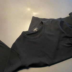 Uniqlo tröja - Säljer nu denna riktigt snygga tröjan från uniqlo i st s, bara höra av er vid frågor eller funderingar😝