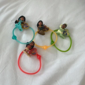 Färgglada Disney prinsessleksaket - Fyra plastiga ringar i olika färger med små Disneyprinsessor på toppen. Ringarna är röda, gröna, gula och turkosa och varje ring har en figur och ett hjärta bredvid. Perfekt accessoar för dig som älskar Disney och vill ha något lekfullt.