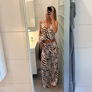 Zebramönstrat set  - Säljer detta set från Zara, aldrig använt,prislapparna kvar. Toppen har knytning i midjan och är ärmlös med djup v ringning🔥