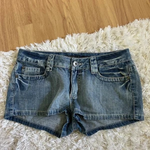 Shorts - midjemått: 39cm rakt över, perfekt skick