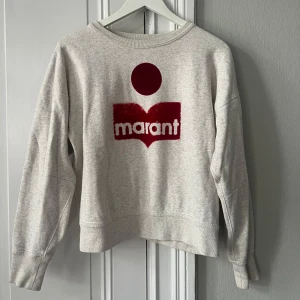  Isabel Marant Étoile tröja - Säljer denna superfina tröja från Isabel Marant. Den är i storlek 40 men den är väldigt liten i storlek och mer som en S. Den är lite sliten på märket som syns på sista bilden. Nypris är 3000 kr.