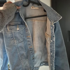 Ljusblå jeansjacka från Gina Tricot  - säljer mina blåa jeansjacka då den inte kommit till användning, helt ny aldrig använd storlek M men är även som en S den är från Gina tricot 