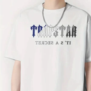 Trapstar t-shirt med tryck - Säljer en oversized t-shirt från Trapstar med tryck på bröstet i blått och grått. Finns i både svart och vit färg. T-shirten har rund hals och är tillverkad i mjuk bomull. Perfekt för en avslappnad streetwear-look.