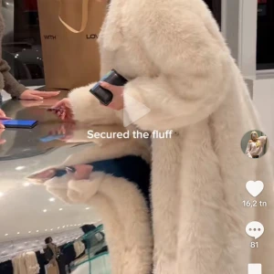 Vit lång pälsjacka från H&M - Fluffig vit pälsjacka från H&M. Oanvänd med lapparna kvar. Slutsåld 🥰