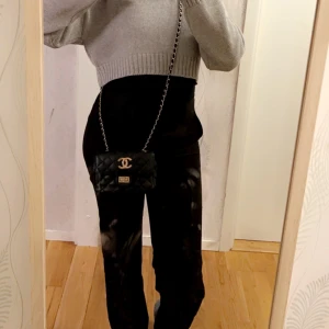 Kostymbyxor svarta -  svarta kostymbyxor, dom passar ej mig. SÅ sköna är köpta från Madlady (699kr). Notera att jag är LÅNG så dessa är i S-Tall så passar alla tall girlies. Har till o med använt många ggr men inga tecken på användning typ. 