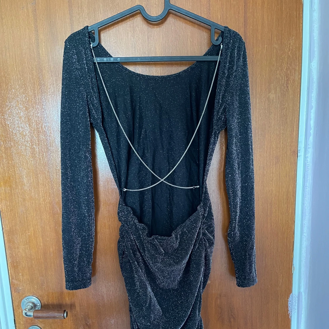 Svart glittrig klänning med öppen rygg - 1