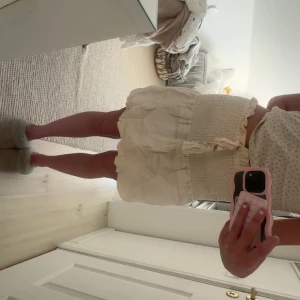 Beige volangshorts med snörning - så söt kjol från zara som är perfekt nu i sommar❤️❤️(kjolen är skrynklig på bilderna)