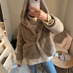 fluffig jacka! - säljer denna så söta och mysiga jackan! Köpt på vinted men är i super bra skick! (Inte mina bilder) 💕💞